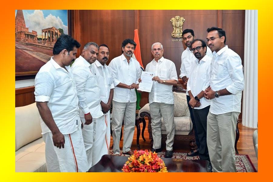 വിജയ്ക്ക് കേവല ഭൂരിപക്ഷമില്ലെന്ന് ഗവർണർ; സത്യപ്രതിജ്ഞയ്ക്ക് അനുമതി നിഷേധിച്ചു