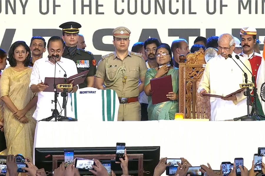 ജനസാഗരത്തെ സാക്ഷിയാക്കി യു ഡി എഫ് സർക്കാർ അധികാരമേറ്റു