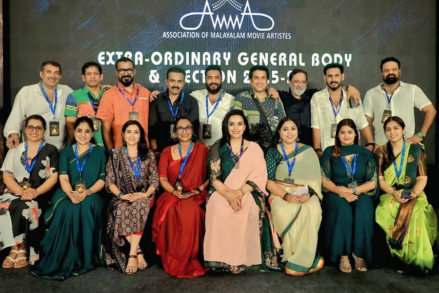 തർക്കങ്ങൾക്കു പിന്നാലെ താരസംഘടനയായ 'അമ്മ'യുടെ ഭരണസമിതി രാജിവച്ചു.