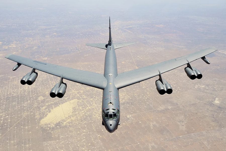 Boeing-B-52-Stratofortress അമേരിക്കയുടെ അത്യാധുനിക ബി-52 യുദ്ധ വിമാനം തകർന്നുവീണ് എട്ട് മരണം