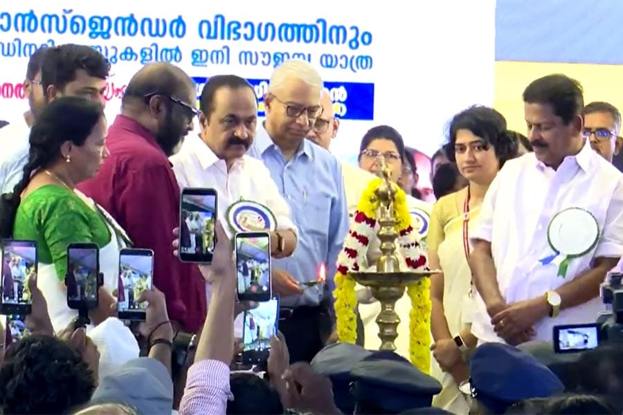 ksrtc-free-service-for-woma കെഎസ്ആർടിസി ഓർഡിനറി ബസുകളിൽ സ്ത്രീകൾക്കുള്ള സൗജന്യ യാത്രയ്ക്ക് തുടക്കമായി