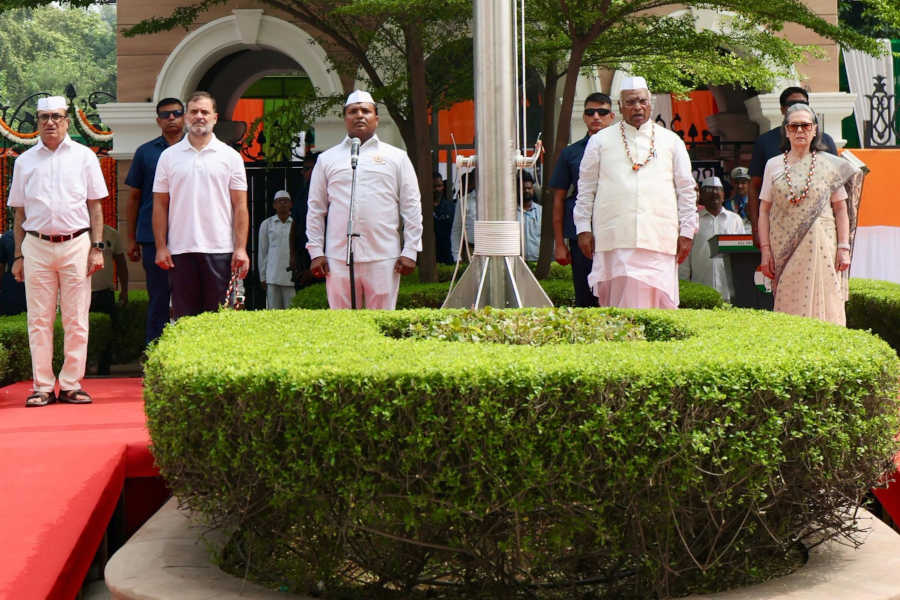 aicc-independence-day സ്വാതന്ത്ര്യദിനാഘോഷം: എഐസിസി ആസ്ഥാനത്ത് വന്ദേമാതരം പൂർണമായി ആലപിച്ചതുമായി ബന്ധപ്പെട്ട് കോൺഗ്രസിൽ രാഷ്ട്രീയ വിവാദം.