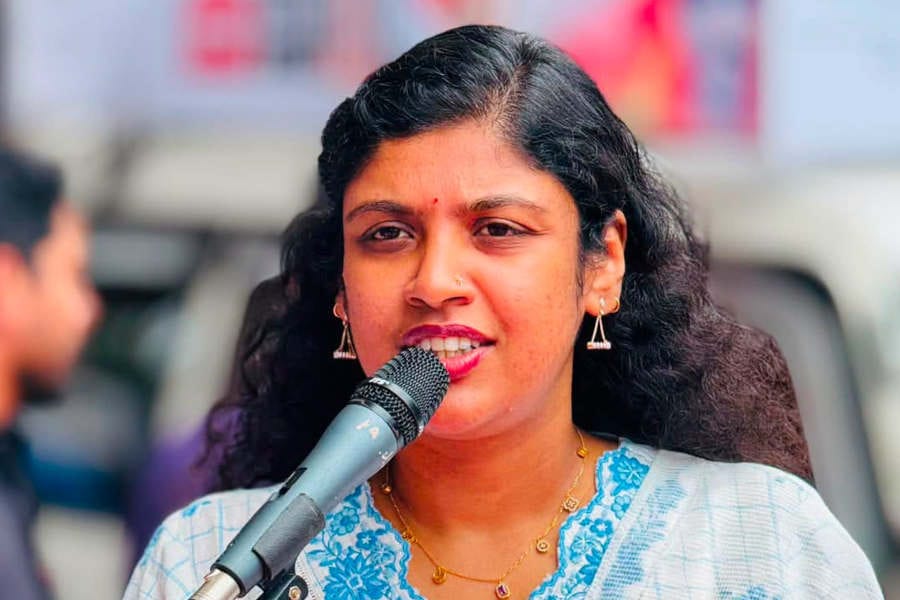 ഡി വൈ എഫ് ഐ യുടെ ആദ്യ വനിത സംസ്ഥാന പ്രസിഡന്റായി ചിന്ത ജെറോം; എം വിജിൻ സെക്രട്ടറി