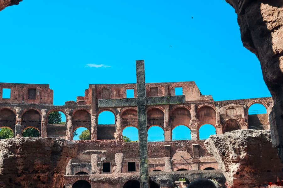 colosseum and the cross കൊളോസിയത്തിലെ കുരിശ്: റോമൻ ക്രൂരതയുടെ സ്മാരകത്തിൽ ക്രിസ്തീയ വിശ്വാസത്തിന്റെ അടയാളം