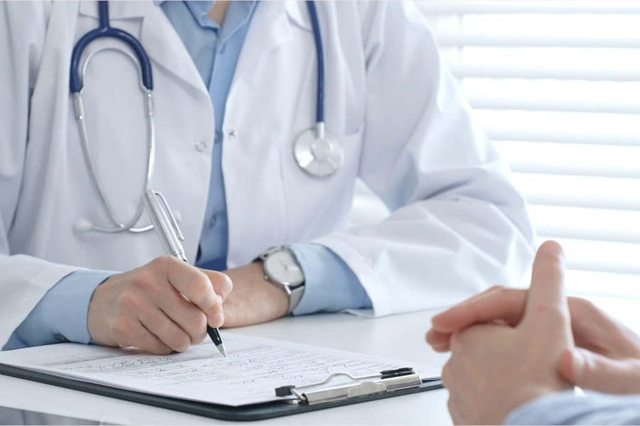 hospital bill സ്വകാര്യ ആശുപത്രികളുടെ അമിത ബില്ലിംഗിന് കടിഞ്ഞാണിടാൻ കേന്ദ്രസർക്കാർ; പാർലമെന്ററി സമിതി നിർദേശങ്ങൾ നൽകി.