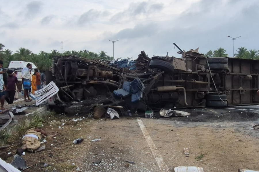 ksrtc-accident-on-Bengaluru കെഎസ്ആർടിസി ബസ് തലകീഴായി മറിഞ്ഞു; ഡ്രൈവറും കണ്ടക്ടറും മരിച്ചു