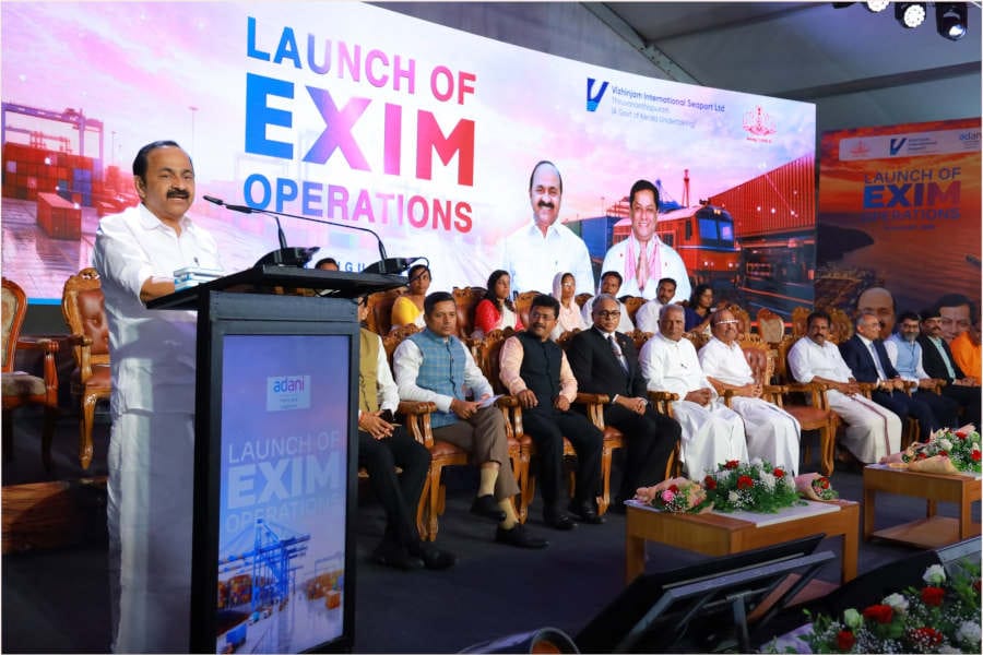വിഴിഞ്ഞത്തെ എക്സിം പ്രവർത്തനങ്ങൾ മുഖ്യമന്ത്രി ഫ്ളാഗ് ഒഫ് ചെയ്തു; ‘മിഷൻ സമുദ്ര’ പദ്ധതിയും ഇതോടൊപ്പം തുടക്കമായി.
