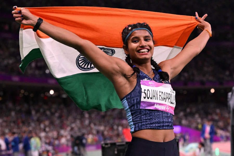 ഏഷ്യൻ ഗെയിംസ് വനിതാ വിഭാഗം ലോങ് ജംപിൽ മലയാളി താരം ആൻസി സോജന് വെള്ളി.