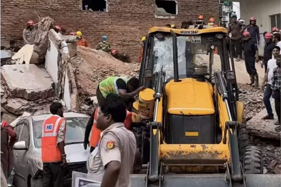 delhi hostal building collapse ഡൽഹിയിൽ ഹോസ്റ്റൽ കെട്ടിടം തകർന്നുവീണു; നിരവധി മരണം