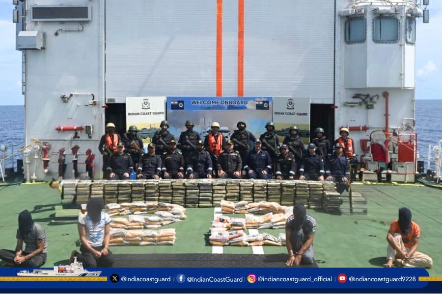 indian coast guard drugs 5 pakistanis arrested അറബിക്കടലിൽ വൻ ലഹരിവേട്ട; ഇറാനിയൻ ബോട്ടിൽ 3000 കോടിയുടെ ലഹരിമരുന്നുമായി 5 പാക്ക് സ്വദേശികൾ പിടിയിൽ.