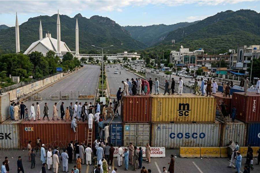islamabad lock using containers ഇസ്ലമാബാദിൽ കടുത്ത നിയന്ത്രണങ്ങൾ: ഇമ്രാൻ ഖാന്റെ മോചന റാലി തടയാൻ നഗരം കണ്ടെയ്നർ കോട്ടയാക്കി പാക്കിസ്ഥാൻ