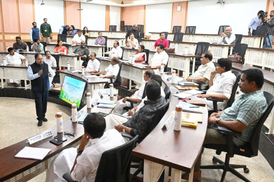 വീണ്ടും ക്ലാസ് മുറിയിലേക്ക്; മന്ത്രിമാർക്ക് ഐ ഐ എമ്മിൽ പരിശീലനം.
