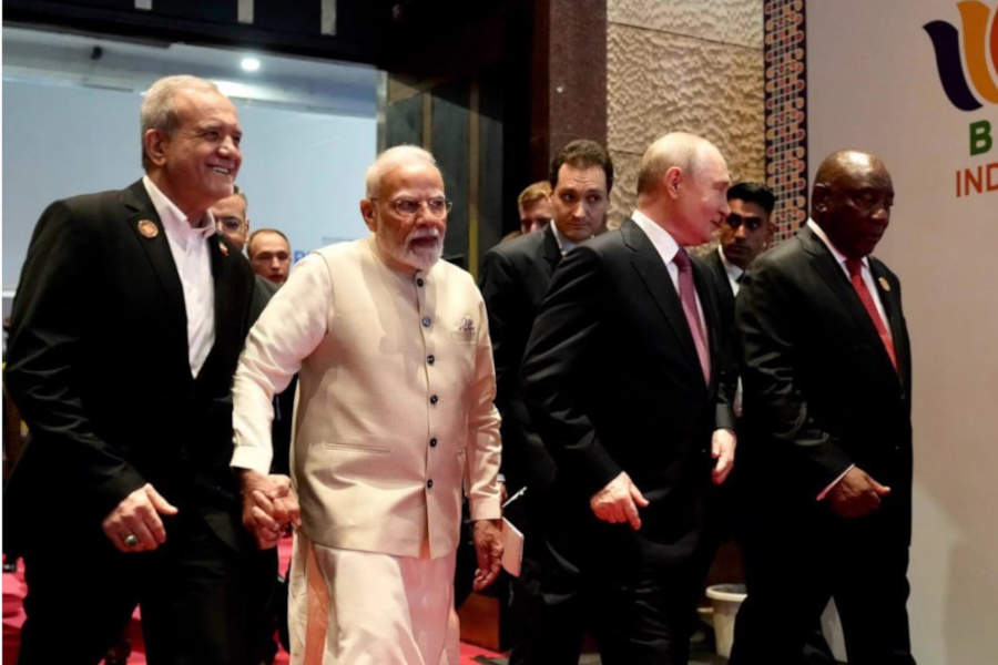 modi and iran president ബ്രിക്സ് ഉച്ചകോടിയ്ക്കിടെ ഇറാന് പ്രസിഡന്റ് മസൂദ് പെസഷ്കിയാന്റെ കൈകോര്ത്ത് പ്രധാനമന്ത്രി മോദി നടന്ന ചിത്രം ചർച്ചയാകുന്നു.