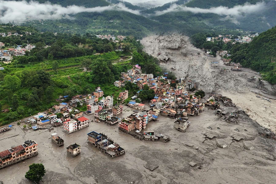 നേപ്പാള്‍ പ്രളയം: 275 ഇന്ത്യക്കാരെക്കുറിച്ച് ഇനിയും വിവരമില്ല; ദുരന്തത്തിൽ നേപ്പാളിൽ മാത്രം കാണാതായവരുടെ എണ്ണം 5,083 ആയി ഉയർന്നു.