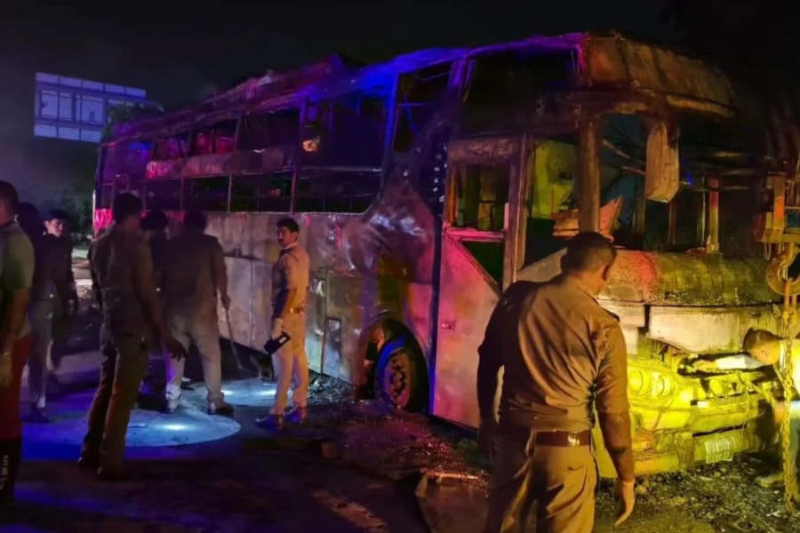 yamuna expressway accident യമുന എക്സ്പ്രസ്വേയിൽ സ്ലീപ്പർ ടൂറിസ്റ്റ് ബസിന് തീപിടിച്ച് 9 പേർ മരിച്ചു.