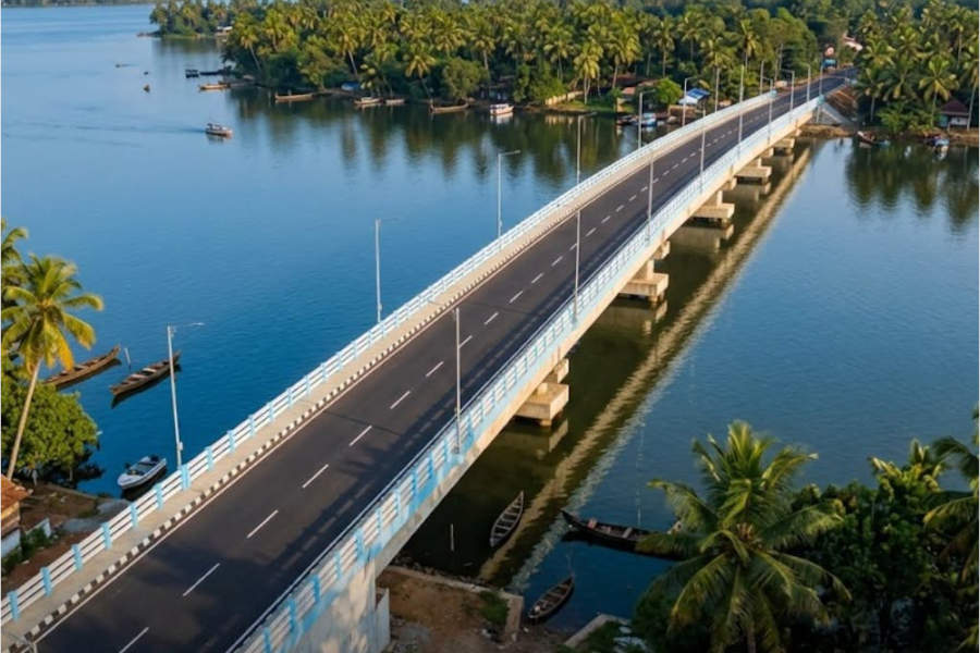 വേമ്പനാട്ടു കായലിനു മീതേ രണ്ടു ജില്ലകൾ ഇന്നു കൈകോർക്കും; മാക്കേക്കടവ് - നേരേകടവ് പാലം ഉദ്ഘാടനം ഇന്ന്.
