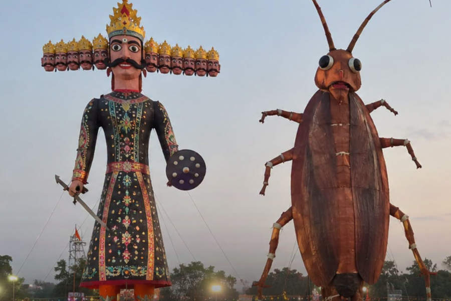 cockroach ravan in delhi for dasara ദസറ ആഘോഷങ്ങളുടെ ഭാഗമായി ഡൽഹിയിൽ രാവണനൊപ്പം 30 അടി ഉയരമുള്ള പാറ്റയുടെ കോലവും കത്തിക്കും.