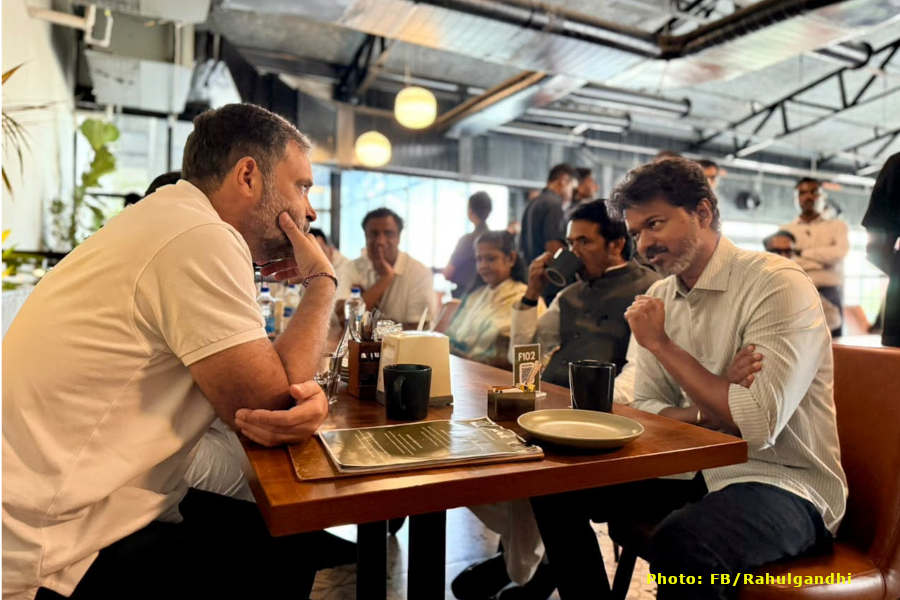 rahul gandhi vijay meeting chennai ചെന്നൈയിൽ വിജയ്-രാഹുൽ കൂടിക്കാഴ്ച, കപ്പുച്ചിനോ, തിരാമിസു, കുക്കീസ് പിന്നെ അൽപം രാഷ്ട്രീയവും.